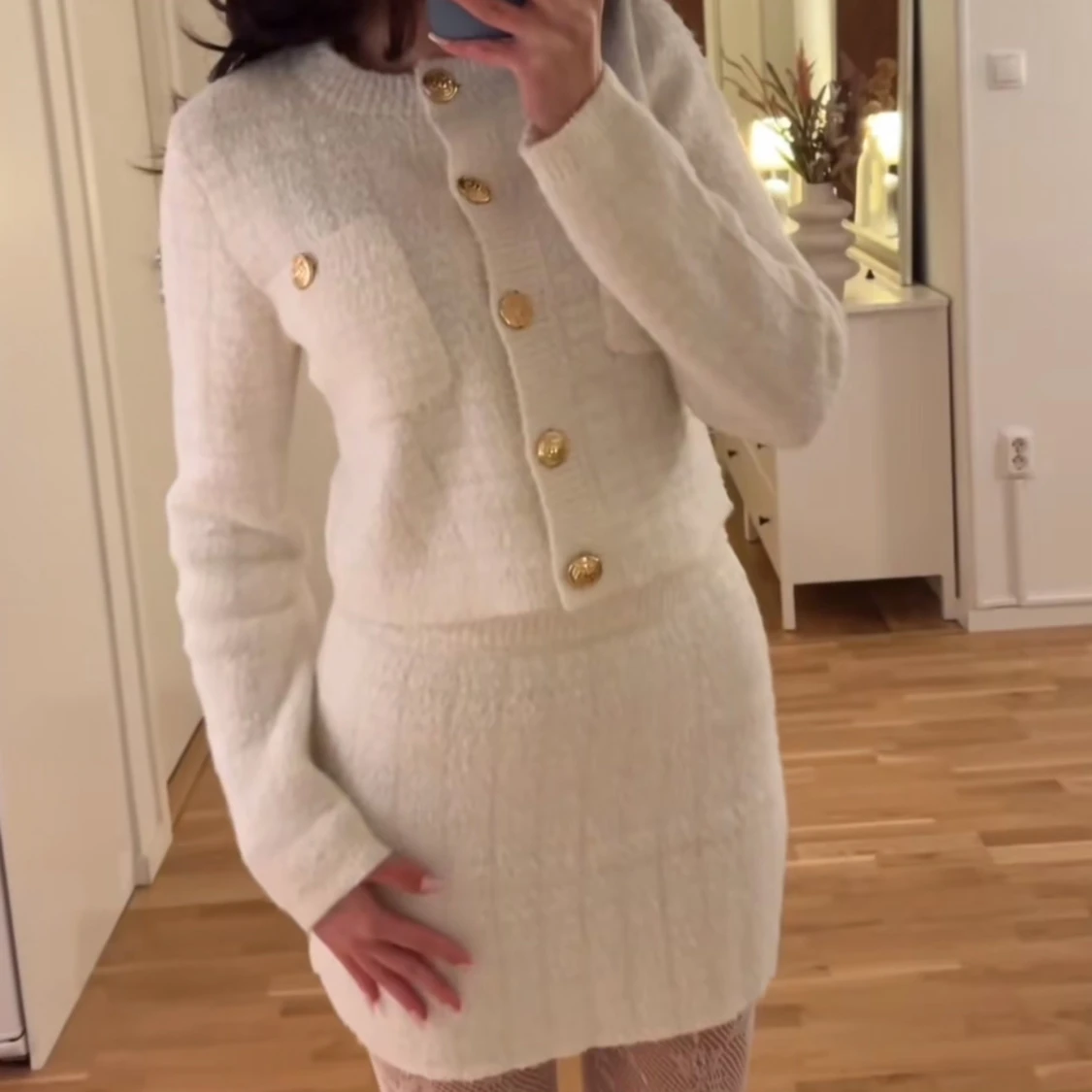 Vit stickad set med guldknappar - 1