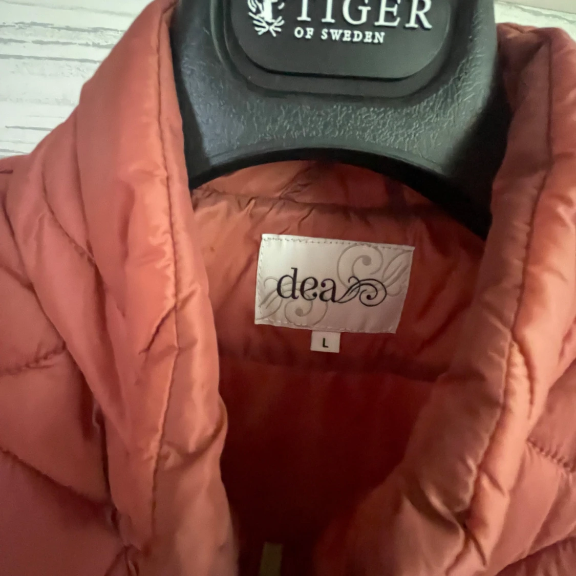 Rostfärgad quiltad väst från Dea - 1