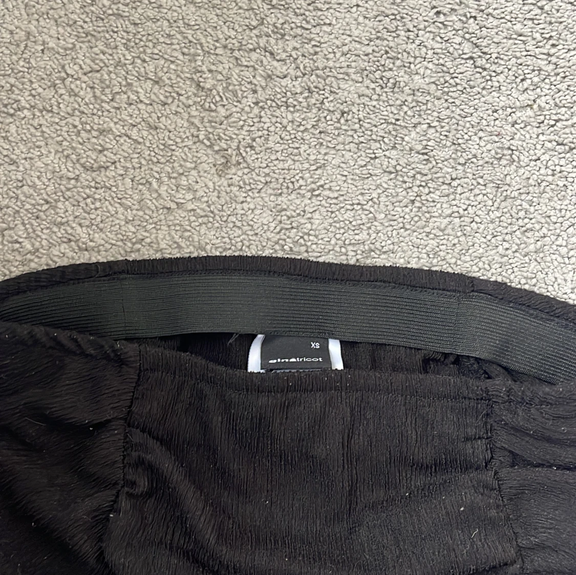 Svart kjol med volang från Gina Tricot - 1