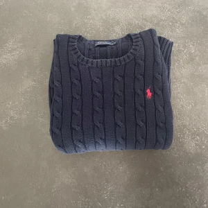 Mörkblå Ralph Lauren knitwear  - Riktigt snygg Ralph Lauren knitwear i riktigt bra skick, möjligtvis lite urtvättade som man ser på vissa bilder, syns bara om man kollar noggrant🌟🌟  Mått:  Längd 53cm Bredd Armhåla: 42cm  Skriv om det är något🌟🌟