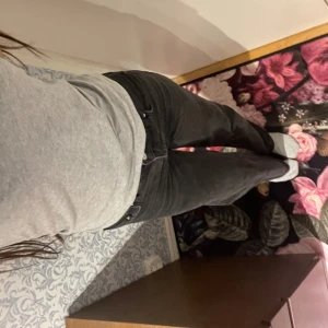 Svarta jeansbyxor från Wera - Säljer ett par svarta jeansbyxor från Wera i klassisk rak modell. Byxorna har normal passform och stängs med knapp och dragkedja. Perfekta till många olika outfits och enkla att matcha.