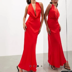 Röd långklänning med djup ringning - Köpt från ASOS, använd en gång på min bal (som ny) storlek 38.                                                                          Säljer en röd långklänning med djup v-ringning och öppen rygg. Klänningen har smala axelband som knyts i nacken och en figurnära passform. Perfekt för dig som vill sticka ut med en elegant och stilren look.❣️❣️ 