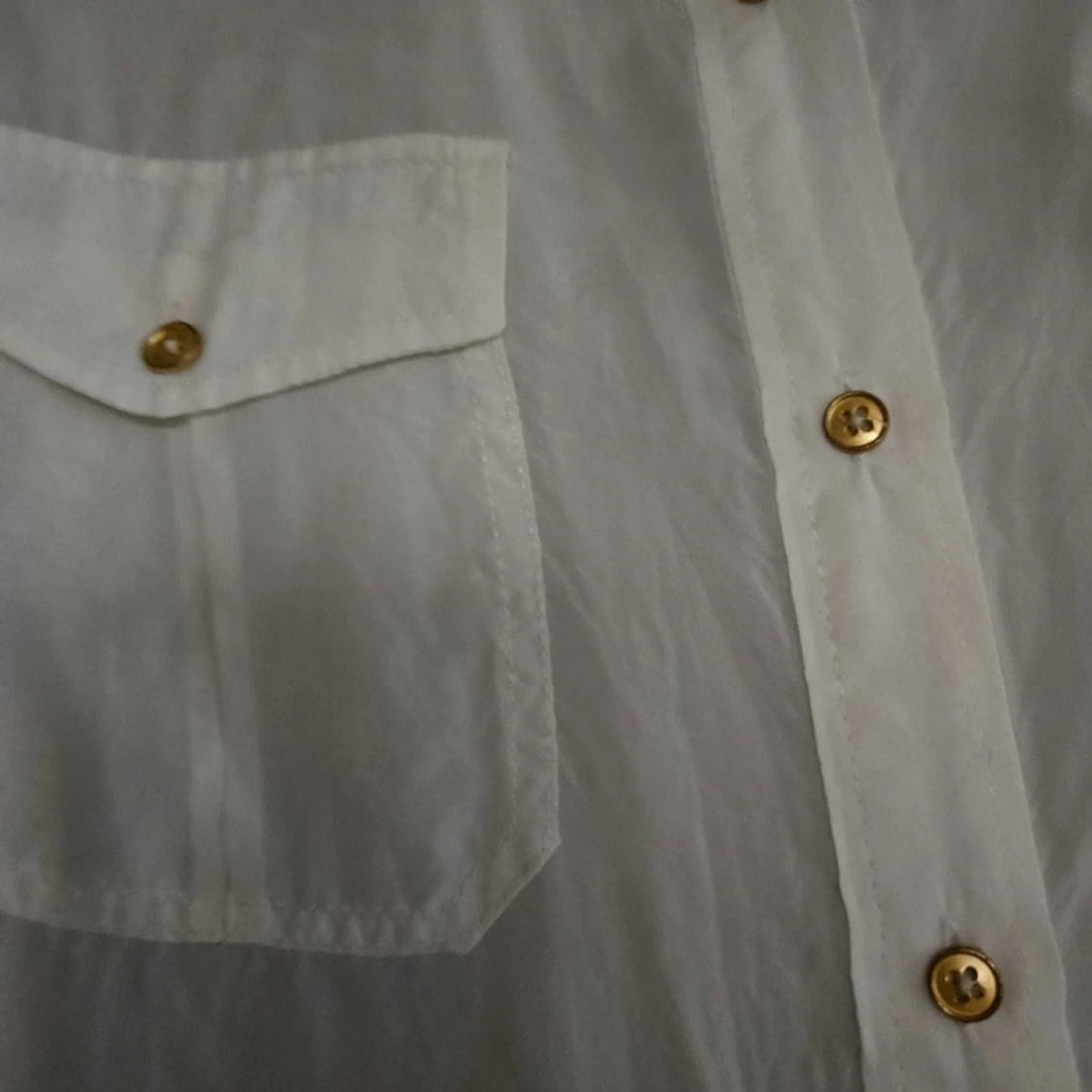 Vit blus från InWear med guldknappar - 2