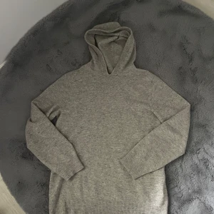 Kashmir hoodie - En riktigt skön grå Kashmir hoodie. Den är i väldigt bra skick, den har blivit  lagad i nacken ( se bild 4 ). Men annars väldigt skön. Den är i Storlek S.