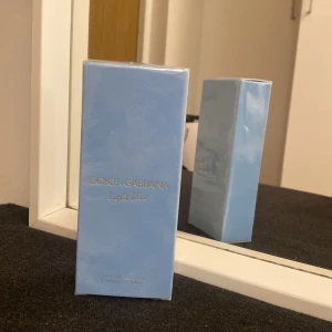 Dolce & Gabbana Light blue - Fräsch parfym från Dolce & Gabbana  Light Blue. Förpackningen är ljusblå och rektangulär med silverfärgad text. Doftnoter av citron, Granny Smith-äpple och cederträ. Perfekt för dig som gillar lätta och fruktiga dofter.