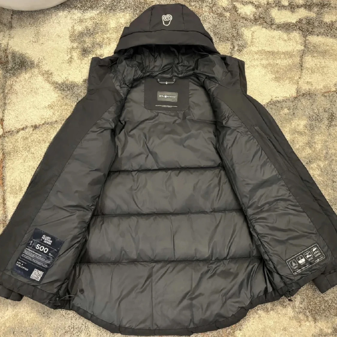 Svart dunjacka med huva från sailracing - 1