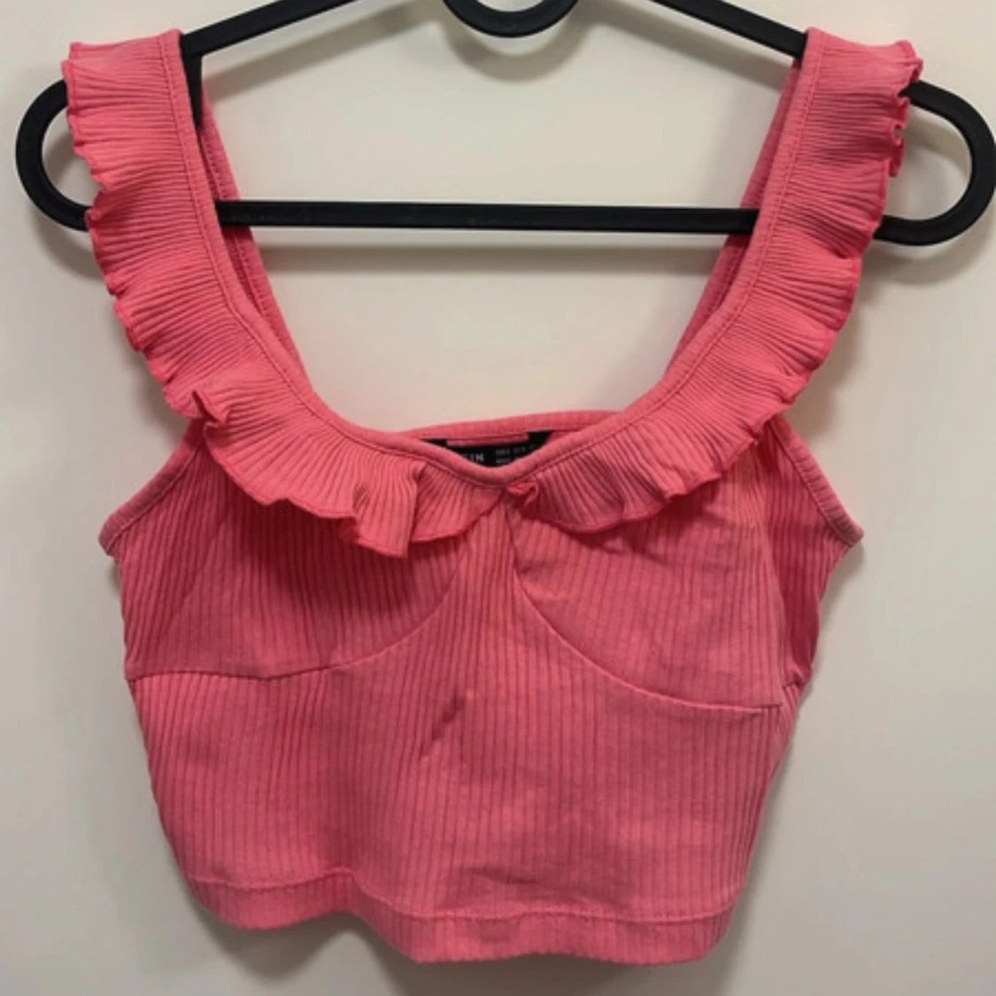 Rosa croppad linnetopp med volang