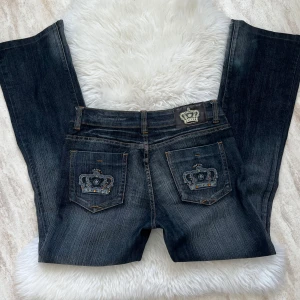 Bootcut  - Bootcut lågmidjade jeans! Midja 38 cm, innerben 76,5 cm🫶🏻 har klippt ett extra hål för knappen 