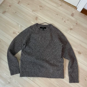 Grå stickad tröja från Vero Moda  - Mysig grå stickad tröja med rund halsringning. Tröjan har lång ärm och ribbade muddar vid ärmslut och nederkant. Perfekt för kyligare dagar och enkel att matcha med olika outfits.