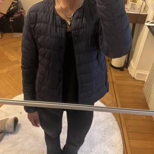 Mörkblå quiltad jacka från Uniqlo - Säljer en snygg mörkblå quiltad jacka från Uniqlo. Jackan är använd men i mycket bra skick. Finns inte på hemsidan längre, köptes för 800kr💕