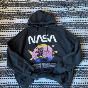 Nasa hoodie  - Hoodie med tryck - NASA Har ett litet hål på ena ärmen samt slitning inuti luvan (se två sista bilderna) övrigt i bra skick!  Trycket är intakt och helheten är inte påverkad🌸 Pris kan diskuteras 🤗