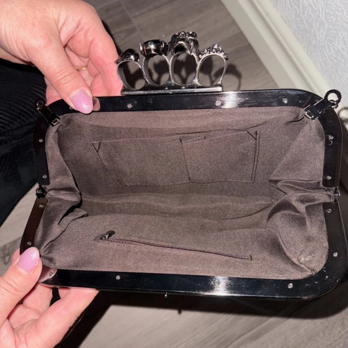 Svart handväska med kedjerem och dekorerat handtag - 1