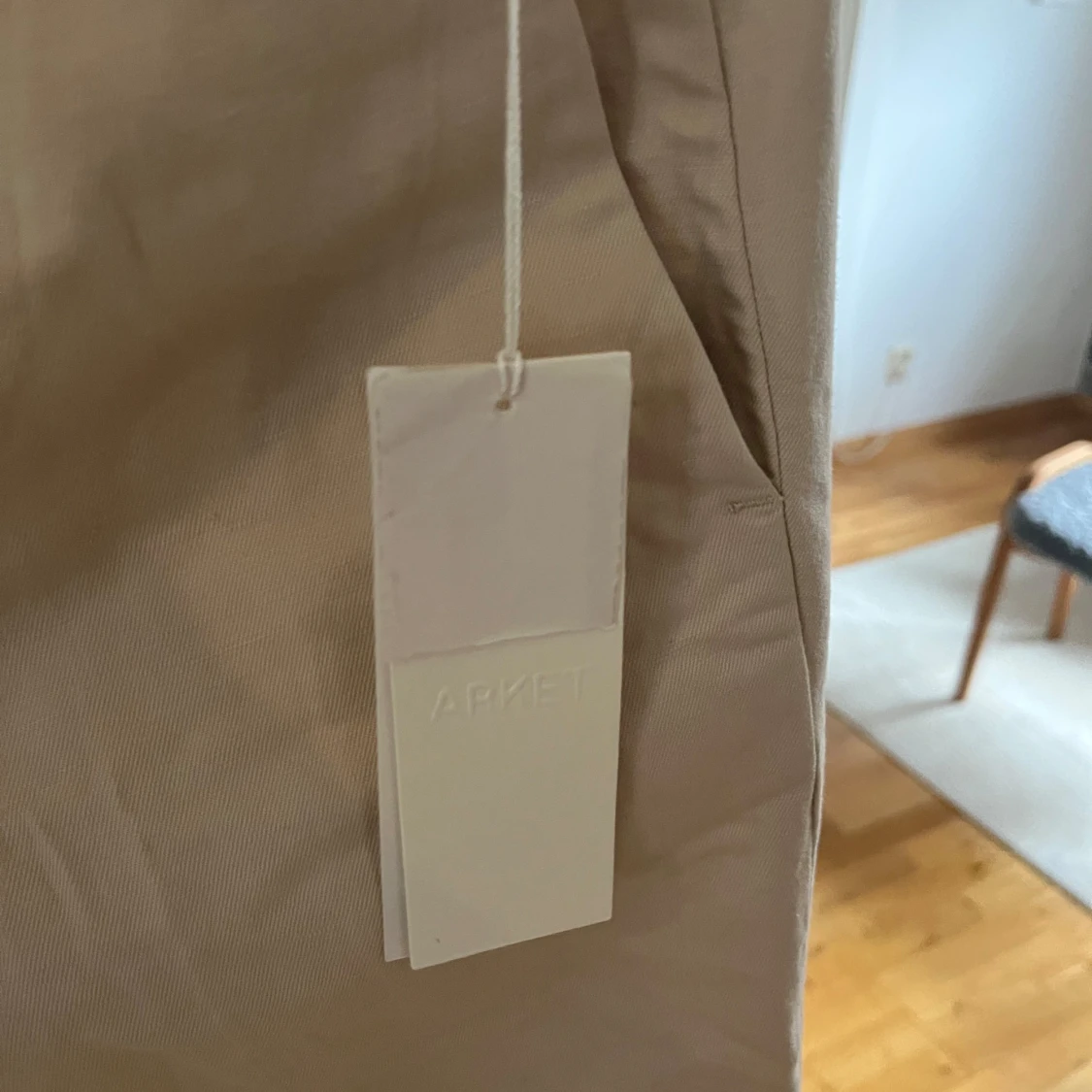 Beige chinos från Arket - 1