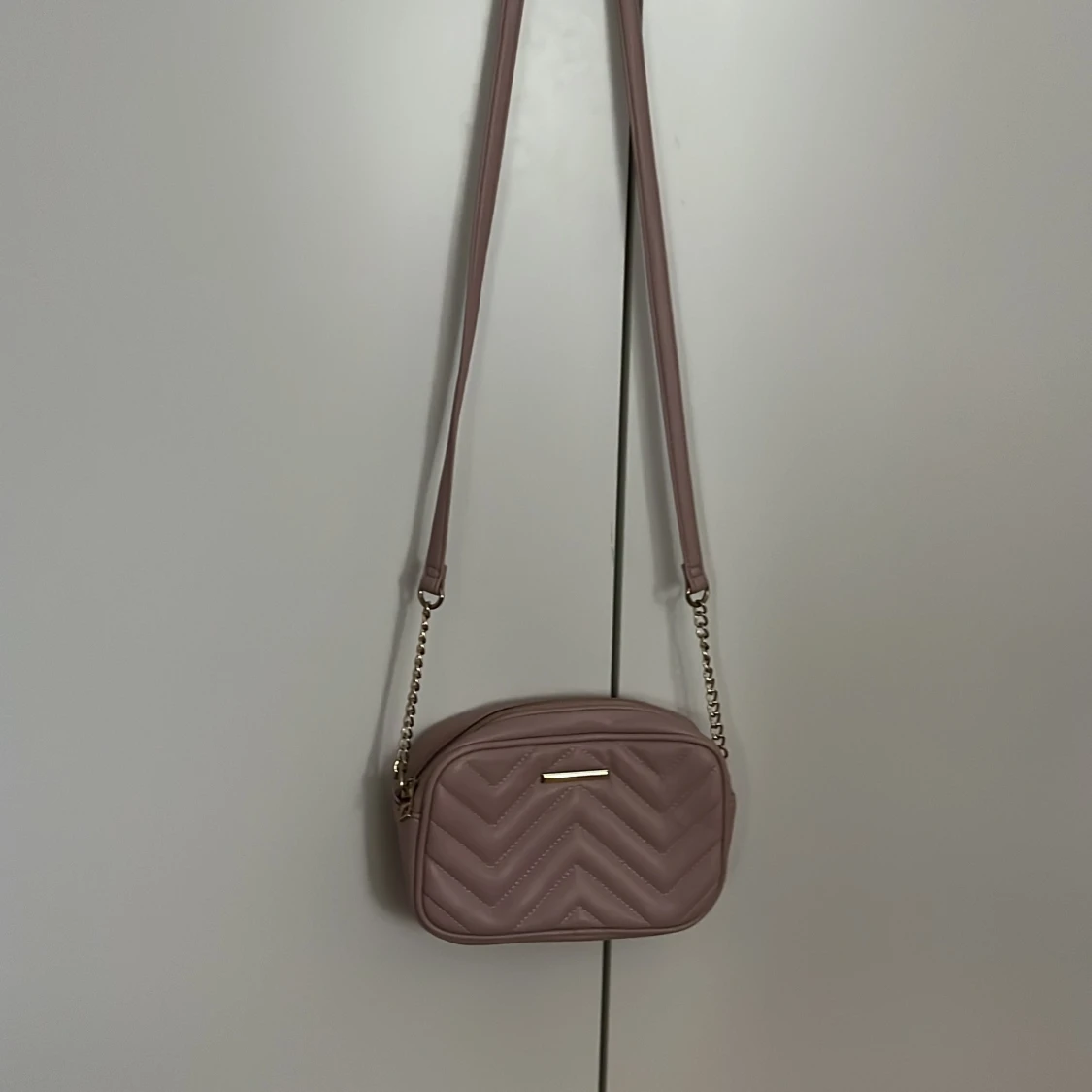 Rosa quiltad axelväska med gulddetaljer - 1