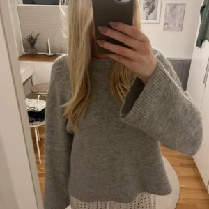 Grå stickad tröja från Gina Tricot - Super fin tröja från gina tricot, inga defekter!!💞💞