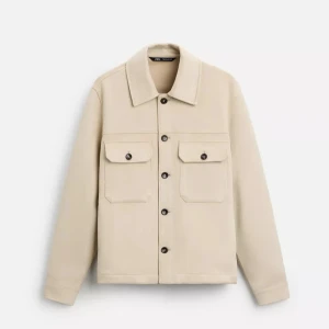 Beige overshirt jacka från Zara - Stilren beige overshirt jacka från Zara med klassisk krage och två stora bröstfickor med knappar. Jackan är oanvänd, köpte fel storlek och gick inte att returnera då jag av misstag tog bort lappen.