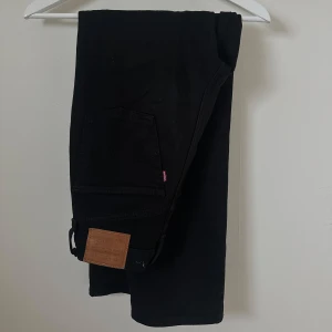 Svarta Levis 501 jeans - Klassiska svarta Levis 501 jeans med raka ben och knäppning framtill