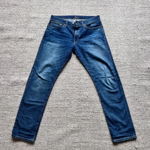 Ralph Lauren slim jeans - Ralph Lauren slim jeans Modell: Parkside active taper Storlek passar 180 +- någon cm Mycket fint skick, använda ett fåtal gånger Färg / tvätt finns inte att köpa längre 