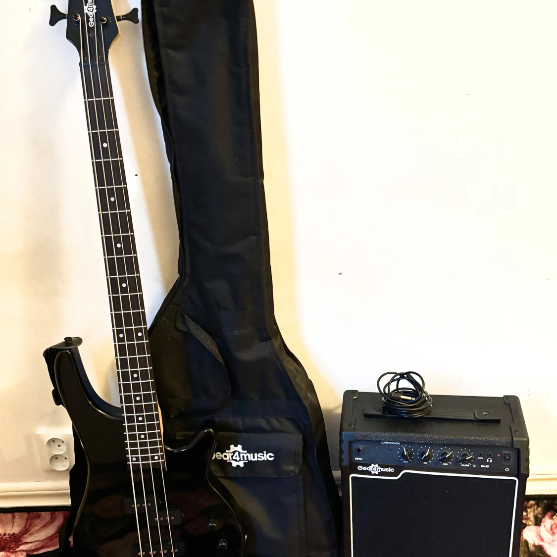Svart elbas med förstärkare från Gear4music