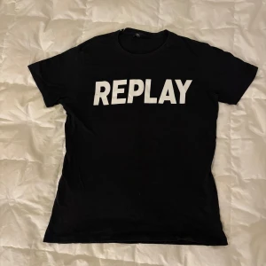 Svart t-shirt från Replay - Svart t-shirt från Replay. Ordinariepris är 399kr, storlek M. Tröjan är använd endast ett fåtal gånger, i helt felfritt skick. 