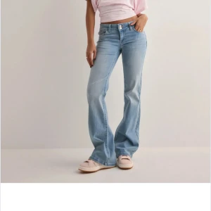 Ljusblå bootcut jeans - Nelly bootcut jeans 