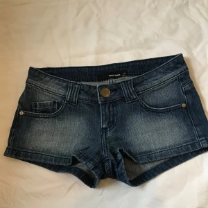 Lågmidjade jeans shorts  - De är i super skick utan några defekter tveka inte vid frågor! Midjemått: 35cm