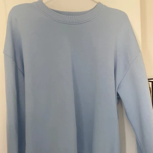 Ljusblå sweatshirt från 157 - En enkel och stilren ljusblå sweatshirt från 157 i storlek M. 