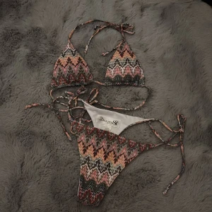 Bikini från Design By SI 👙  - Jättesnygg oanvänd bikini från design by si! Säljes enbart pga att den var för liten 😔 helt slutsåld på hemsidan!! 