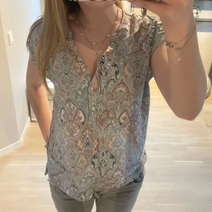 Sommar blus - Säljer nu denna fina sommar blus💕 storlek 38. 