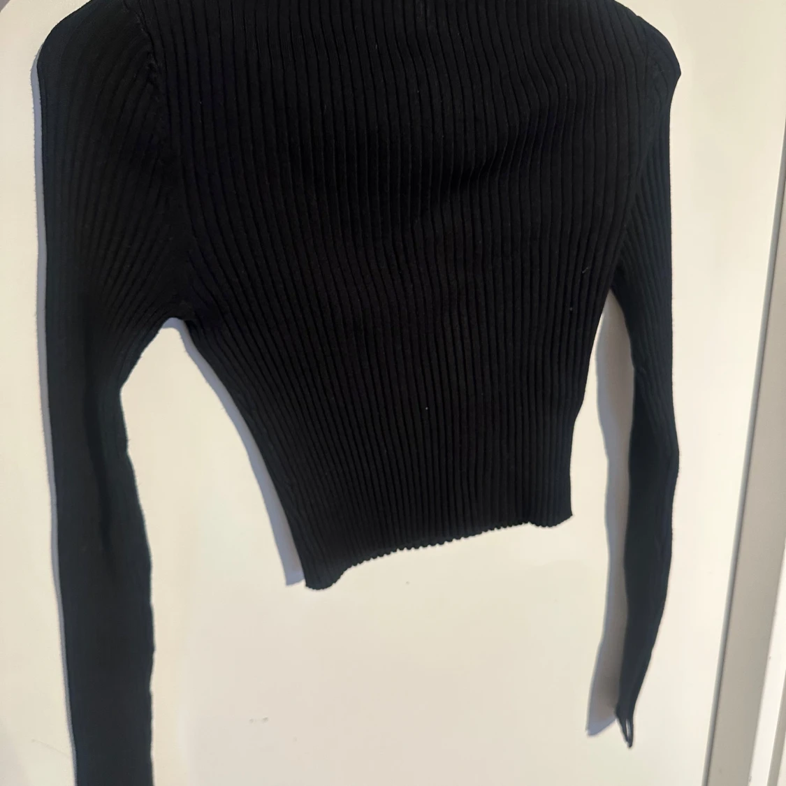 Svart ribbad croppad topp från H&M