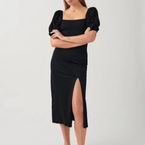 Svart långklänning med puffärm  - Säljer en svart långklänning med fyrkantig ringning, puffärmar och hög slits framtill. Aldrig använd med prislapp kvar.