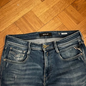 Replay anbass - Replay Anbass strl w32 l34 men passar lite kortare, passar slim och har en nice wash med några få slitningar för designens skull🔥