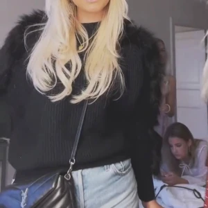 Blå stickad tröja med fuskpälsärmar - Säljer en blå stickad tröja med unika ärmar i fuskpäls. Tröjan har rund halsringning och en lite loose passform. Perfekt för dig som vill ha något extra i garderoben! Storlek S