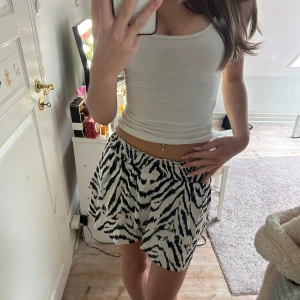 Zebramönstrade shorts med volang - Säljer denna fina kjol från Gina Tricot, samt en matchande topp från Bershka. Älskar själv kjolen men känner den inte kommer till användning mer, perfekt set nu till sommaren! Säljer kjolen för 199kr och toppen för 99kr, men köper man det tillsammans kostar de 250kr. 💘 Topprn är storlek S och kjolen storlek XS. 