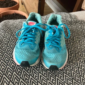 Turkosa Nike löparskor  - Säljer mina turkosa Nike löparskor. Skorna fungerar super utan några skador eller slitningar🩷🩷