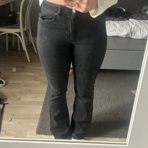 Svarta bootcut jeans från Gina Tricot - Säljer ett par svarta bootcut jeans från Gina Tricot. Säljer för jag knappt använder och börjar bli små. Jättebra skick. De är något uttvättade.