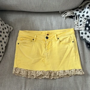 Gul jeanskjol🤝 - Så söt gul jeanskjol med spetskant🌞🌞Midjemått 39 cm längd 29 cm🍓