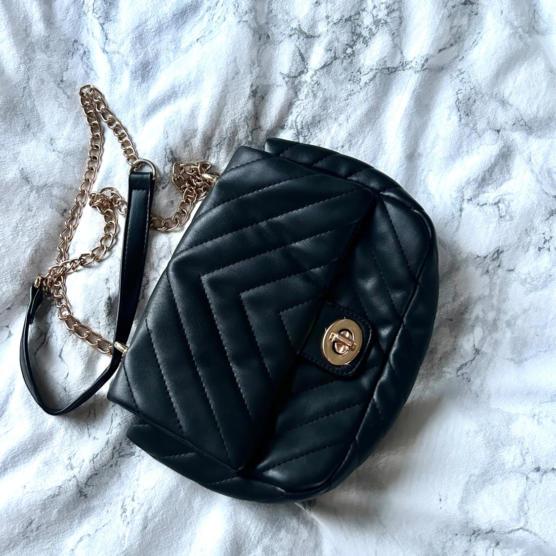 Svart quiltad axelväska med guldkedja - 1