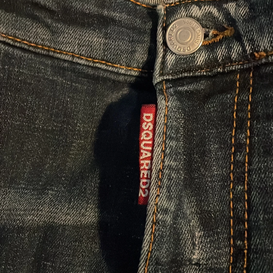 Mörkblå jeans från Dsquared2 med slitningar - 1