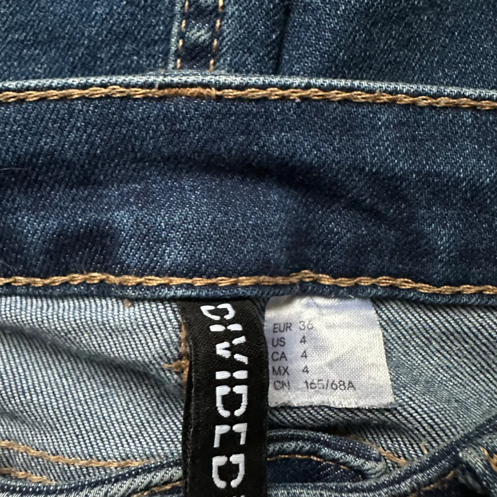Säljer ett par mörkblå bootcut jeans från hm. Jeansen har, normal passform och låg midja. Perfekta till vardags med en snygg topp eller stickad tröja. Jag är 170 och jeansen är perfekta i längden. . Farkut & Housut.