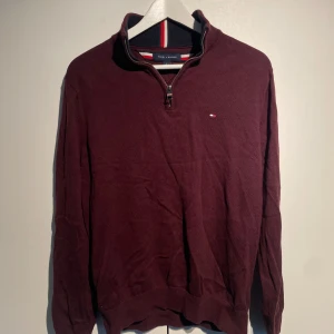 Tommy Hilfiger Halfzip Vinröd - Tommy Hilfiger halfzip i vinröd färg. Storlek M men passar S. Välanvänd men i fint skick. Tunn och sitter perfekt över en skjorta. Nypris 1900kr. För fler bilder kontakta mig i DM! 