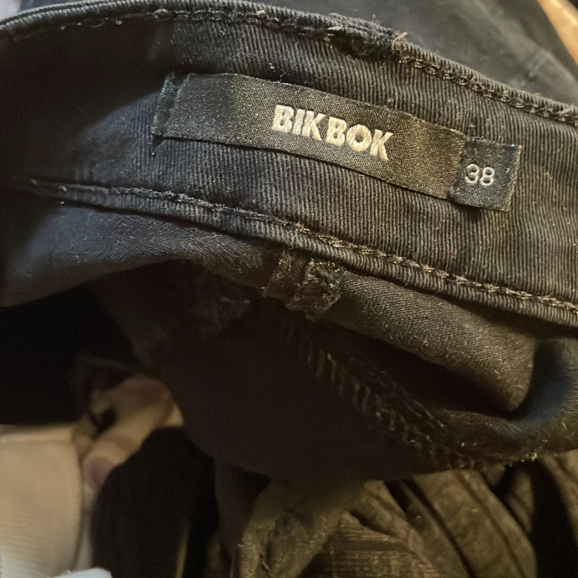 Svarta cargopants från BikBok - 2