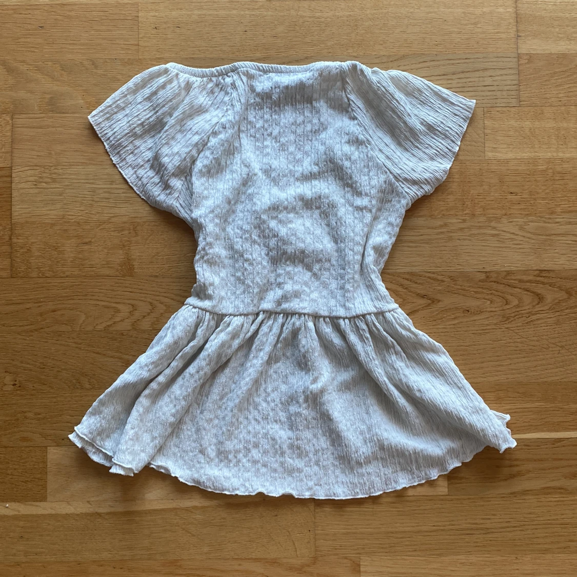 Vit blus med volangärmar och knytning - 1