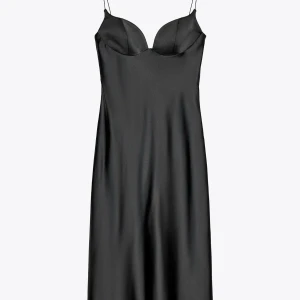 Svart satinklänning med tunna axelband - HELT SLUT PÅ HEMSIDAN! Supersnygg svart långklänning i satin från Zara med tunna axelband och lätt formade kupor. Klänningen har en elegant siluett och känns lyxig med sitt blanka satin material.