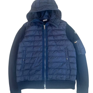 Moncler tricot Cardigan  - Moncler tricot cardigan. Storlek XXl passar L/Xl. Fint skick utöver lite skav på mudden, pris 3990kr finns att köpa på Fashionels.com