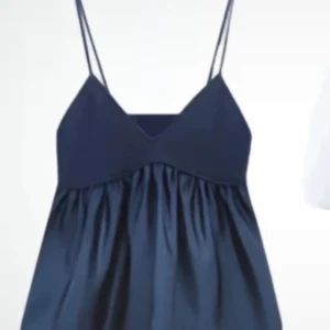 Mörkblått zara linne 💕💕💕 - Så så såååååå fint mörkblått linne med en del satin 🌟 ganska säkert på att det inte säljs längre👐🏼💕💕 pris kan diskuteras 