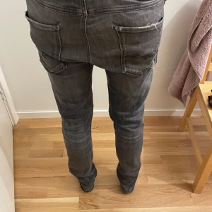 Replay Anbass Jeans Gråa - Säljer dessa replay jeans då jag inte använder dem. Fint scick, bara att skriva om frågor. 31/32.