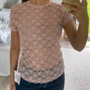 Rosa spets topp - Oanvänd ljusrosa spets topp från topshop i storlek M 🩷