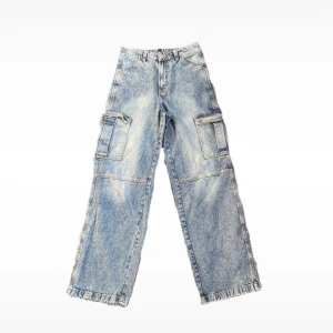 Baggy cargo jeans  - Säljer ett par blå cargopants i jeans med bred passform och stora fickor på sidorna. Säljer pga av att de inte passar mig längre. 