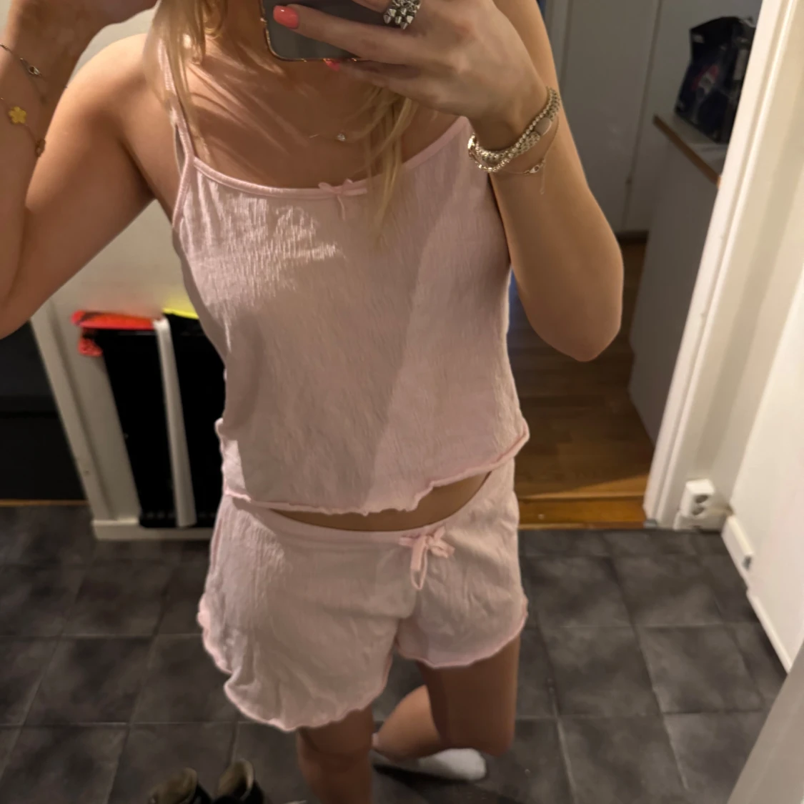 Ljusrosa shorts med volangkant + matchande linne - 1